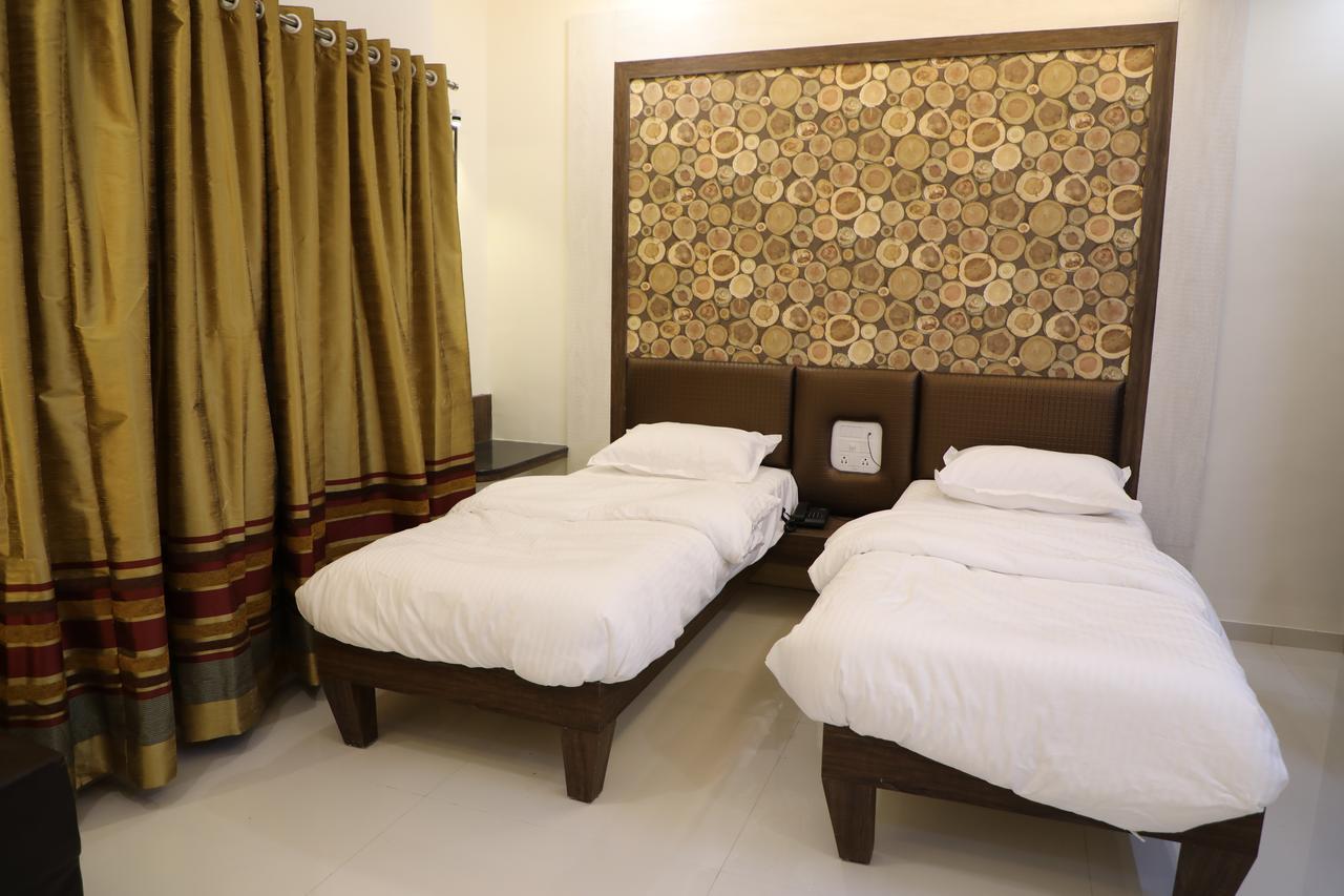 Osmanabad Hotel Pushpak Park מראה חיצוני תמונה
