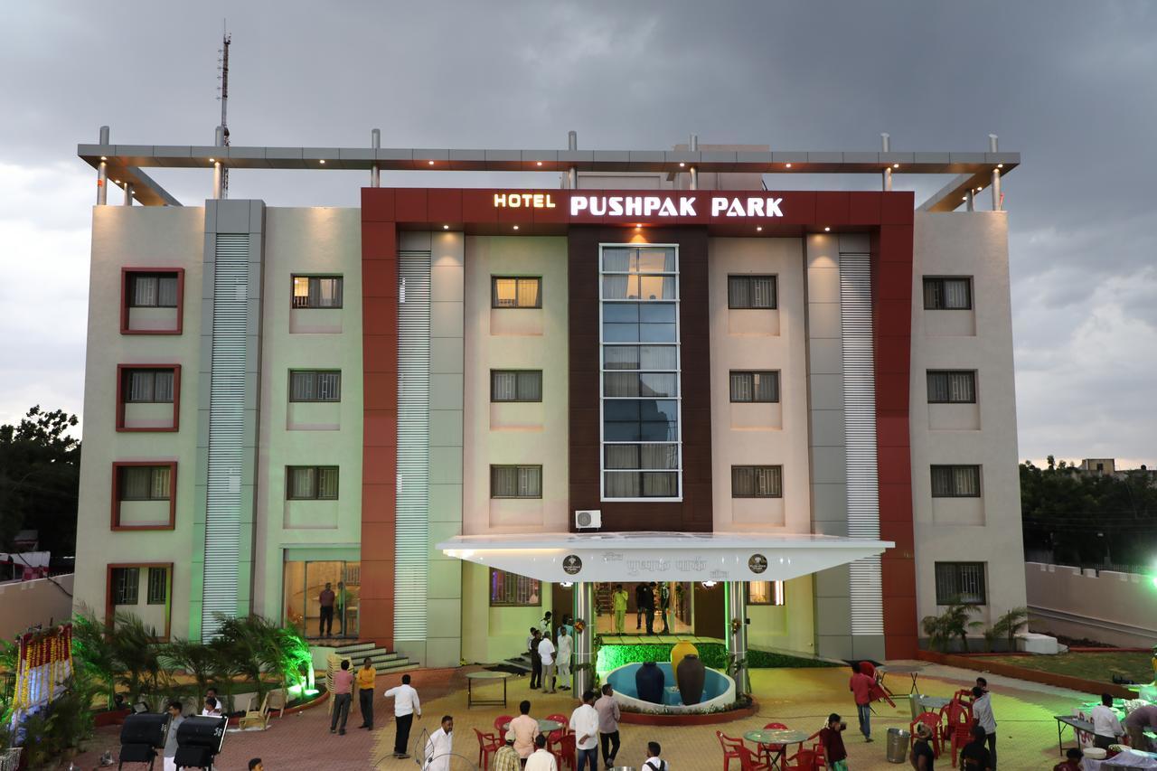 Osmanabad Hotel Pushpak Park מראה חיצוני תמונה