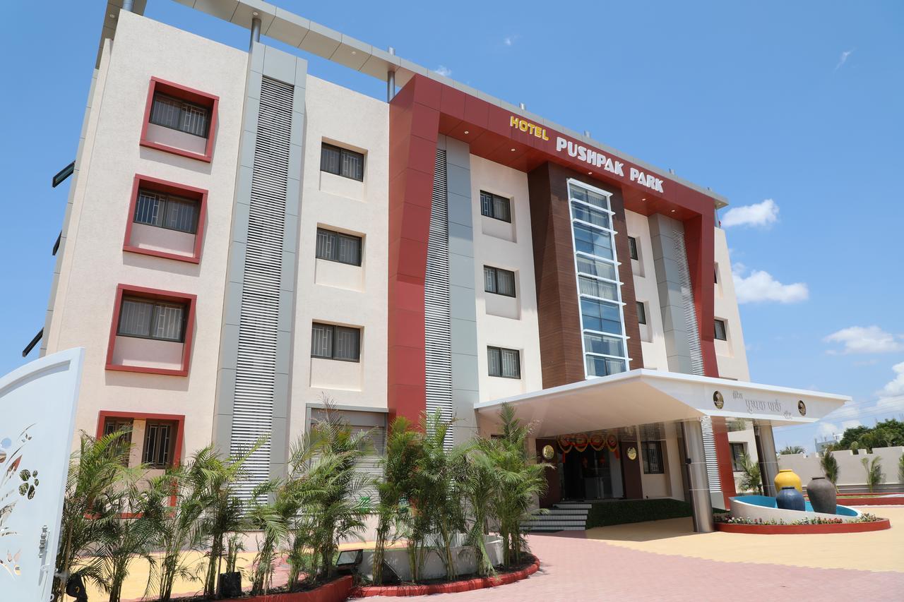 Osmanabad Hotel Pushpak Park מראה חיצוני תמונה