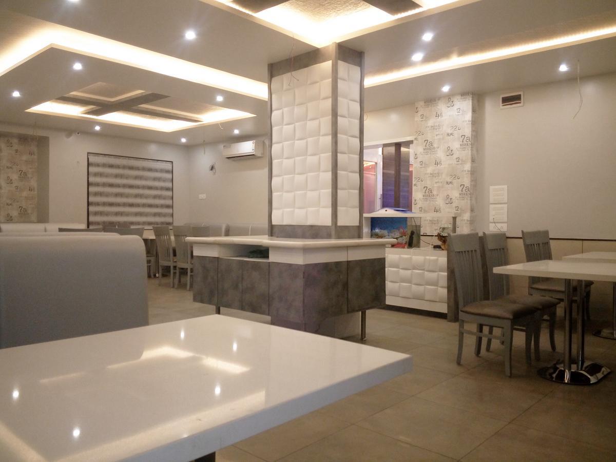 Osmanabad Hotel Pushpak Park מראה חיצוני תמונה