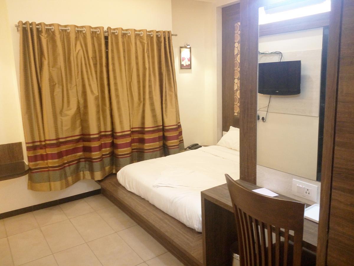 Osmanabad Hotel Pushpak Park מראה חיצוני תמונה