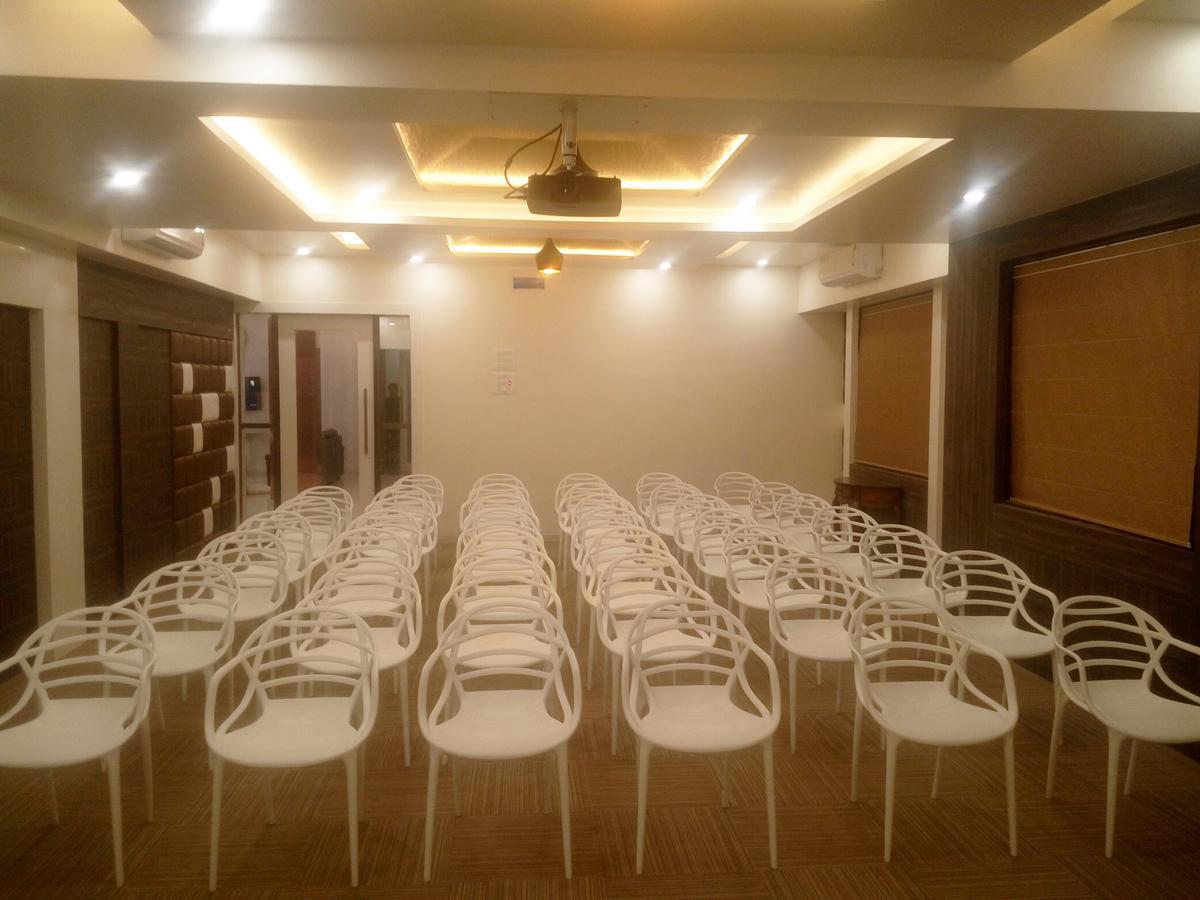 Osmanabad Hotel Pushpak Park מראה חיצוני תמונה
