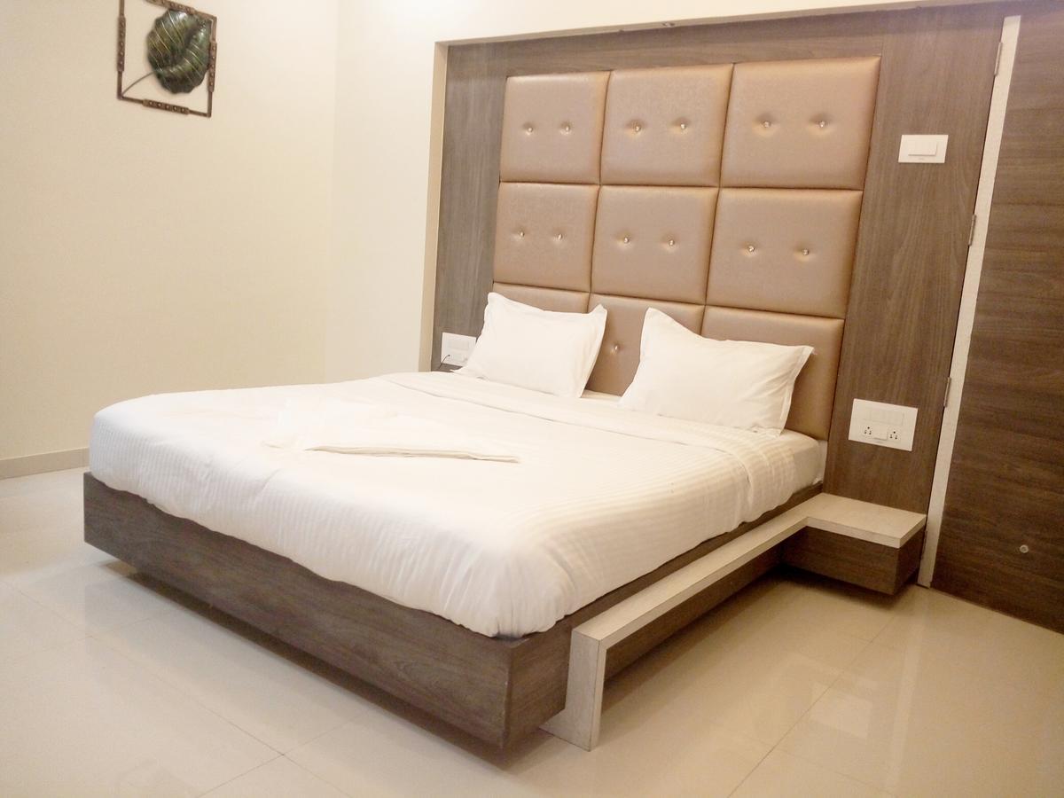 Osmanabad Hotel Pushpak Park מראה חיצוני תמונה