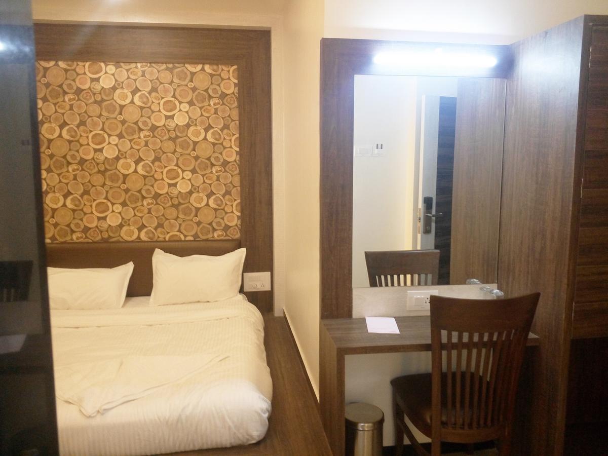 Osmanabad Hotel Pushpak Park מראה חיצוני תמונה