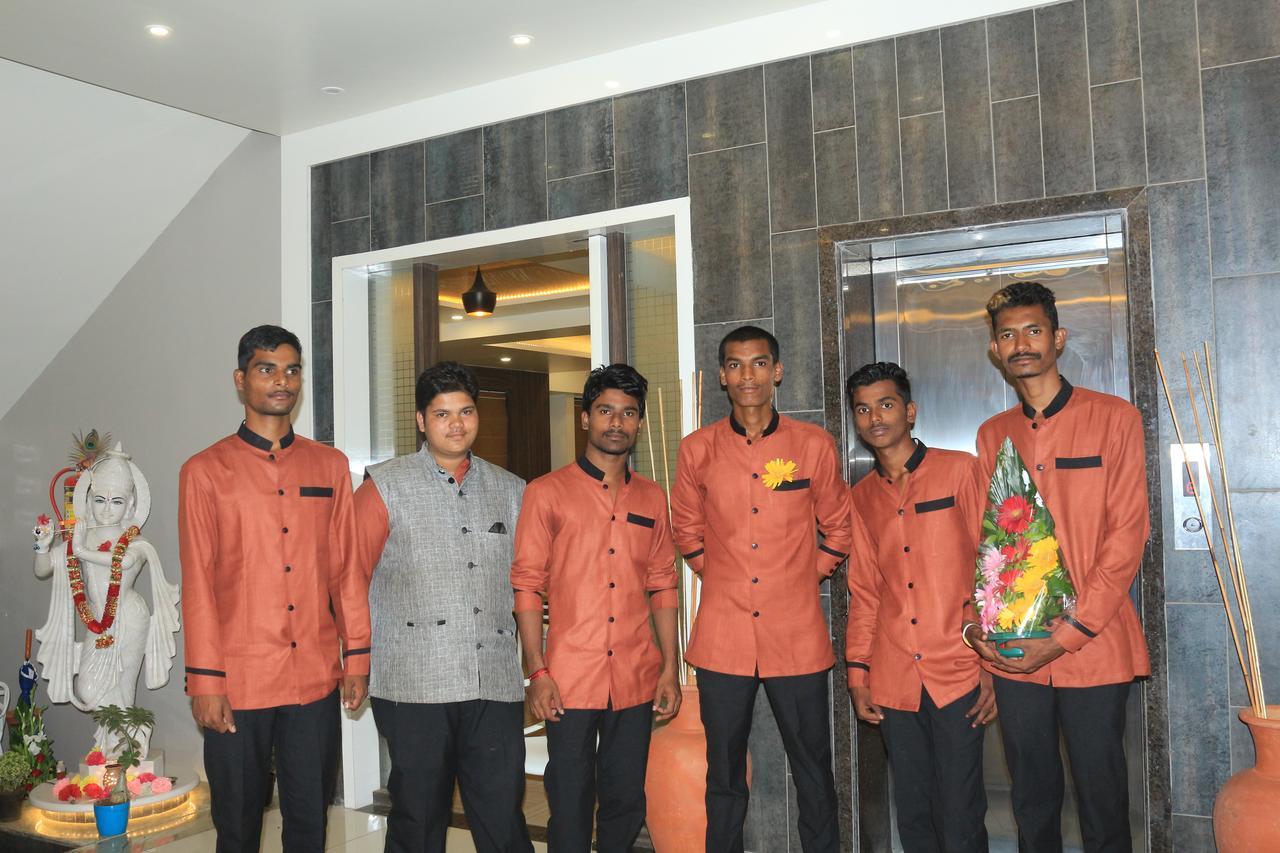 Osmanabad Hotel Pushpak Park מראה חיצוני תמונה